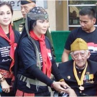 Kakak beradik, Ully Sigar dan Paramitha Rusady bersama pejuang yang masih hidup dalam acara napak tilas.